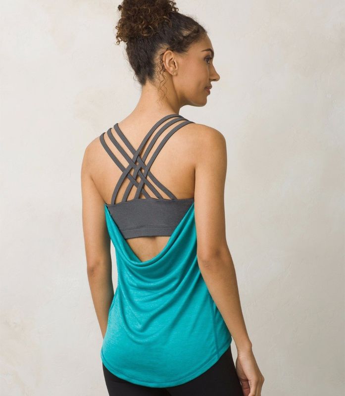 Scoop neck strappy back shirttail hem wholesale stringer gym tank top with bra